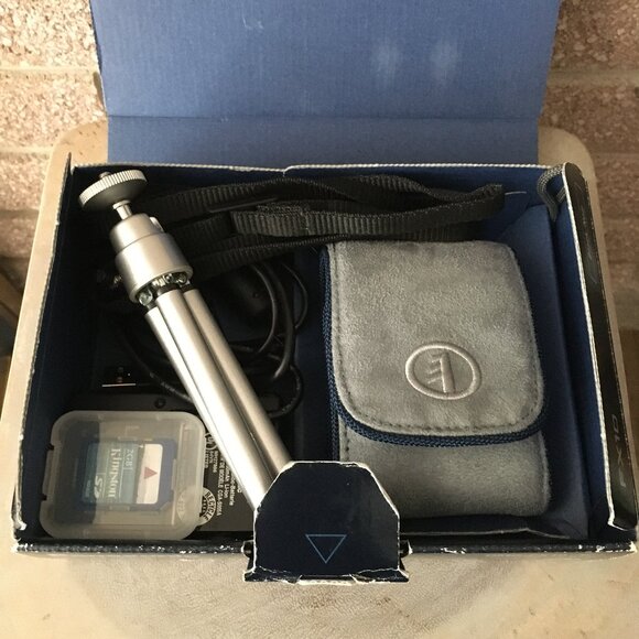 Panasonic LUMIX DMC FX10 6.0MP Digital Camera In Black + Tamrac Case - Picture 8 of 16